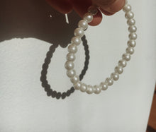 Load image into Gallery viewer, Delicate Pearl Bracelet
